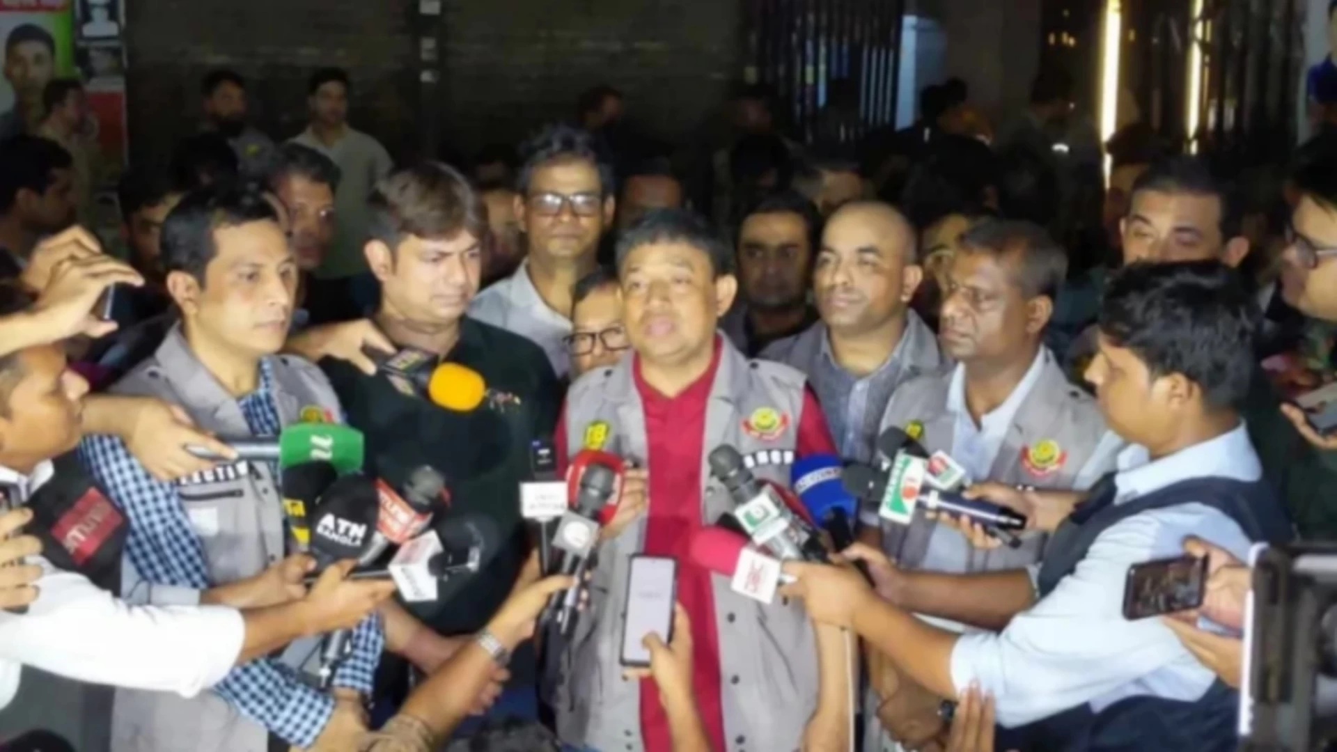 বিএনপির অফিস থেকে ৫০০ লাঠি, ১০০ ককটেল, ৭ অস্ত্র পাওয়া গেছে: ডিবি