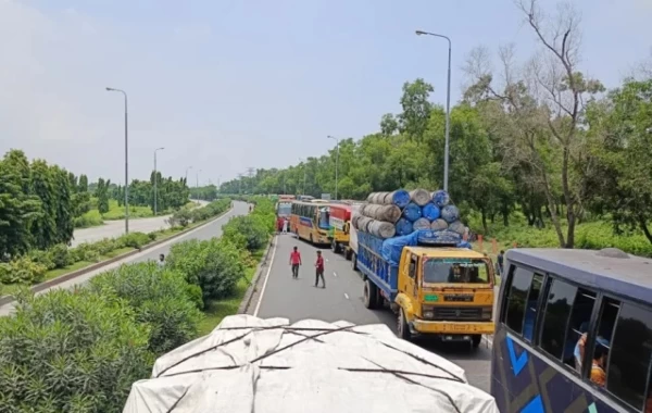 ঢাকা-টাঙ্গাইল মহাসড়কে শিক্ষার্থীদের অবরোধ, যান চলাচল বন্ধ