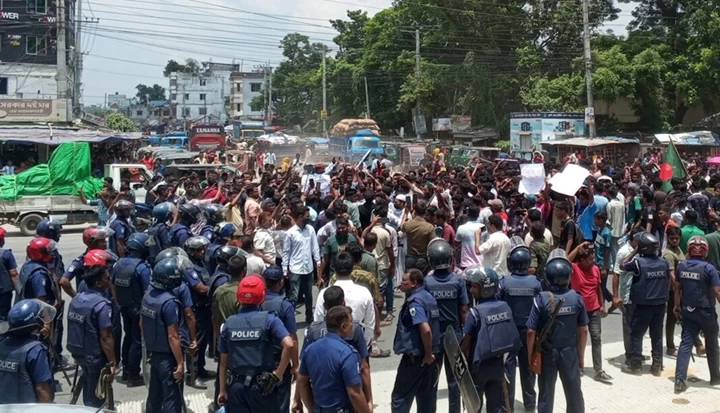 শেরপুরে কোটাবিরোধীদের সাথে পুলিশের সংঘর্ষ