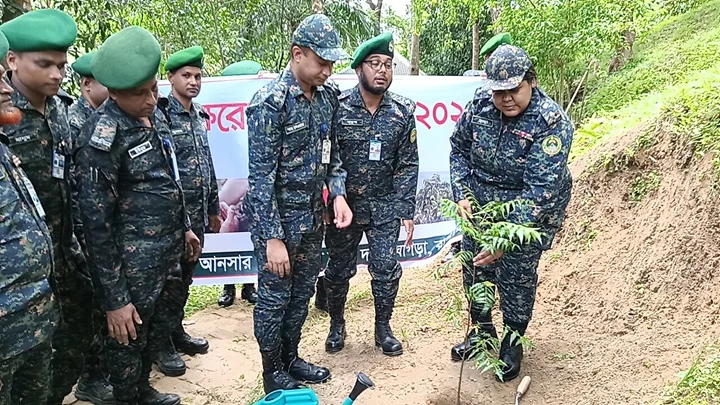 ঘাগড়া ৬ আনসার ব্যাটালিয়নের বৃক্ষরোপন উদ্বোধন