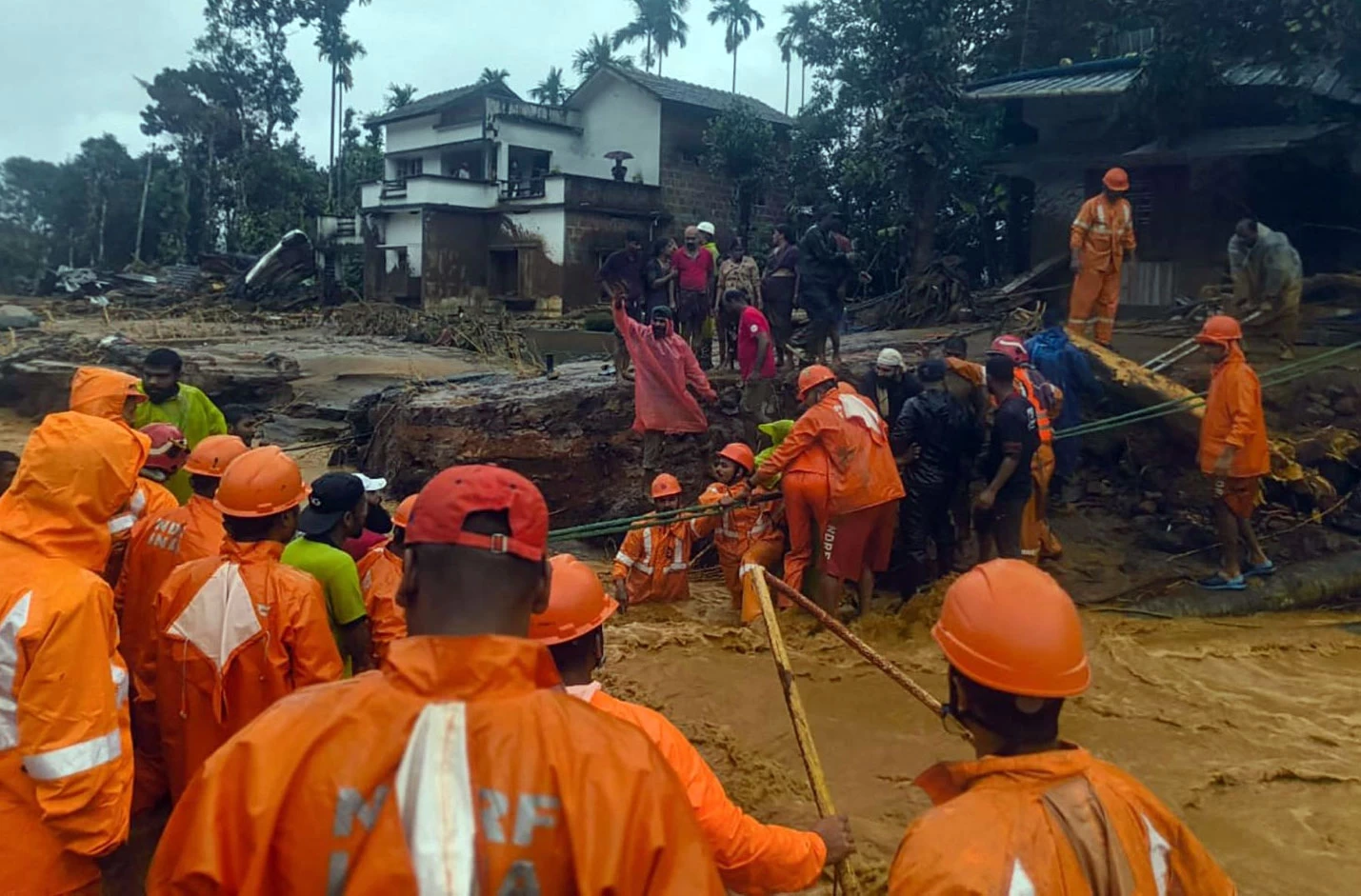 কেরালায় ভয়াবহ ভূমিধসে নিহতের সংখ্যা বেড়ে ৫৪