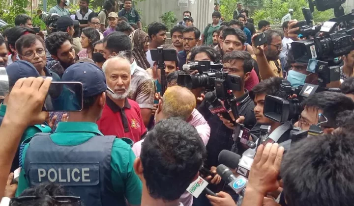 ‘মার্চ ফর জাস্টিস’: ঢাবিতে শিক্ষার্থীদের কর্মসূচিতে পুলিশের বাধা