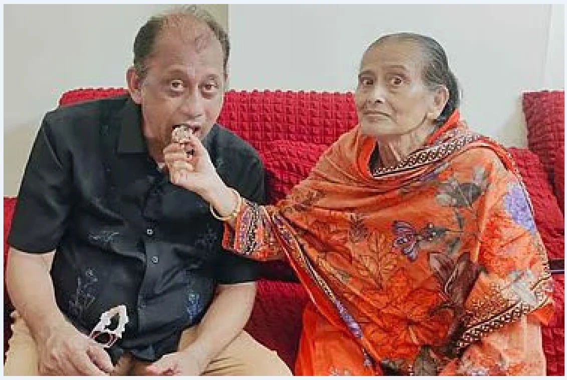 সমু চৌধুরীর গামছা পরা ভাইরাল ছবির আসল গল্প কী, এখন কোথায় কেমন আছেন