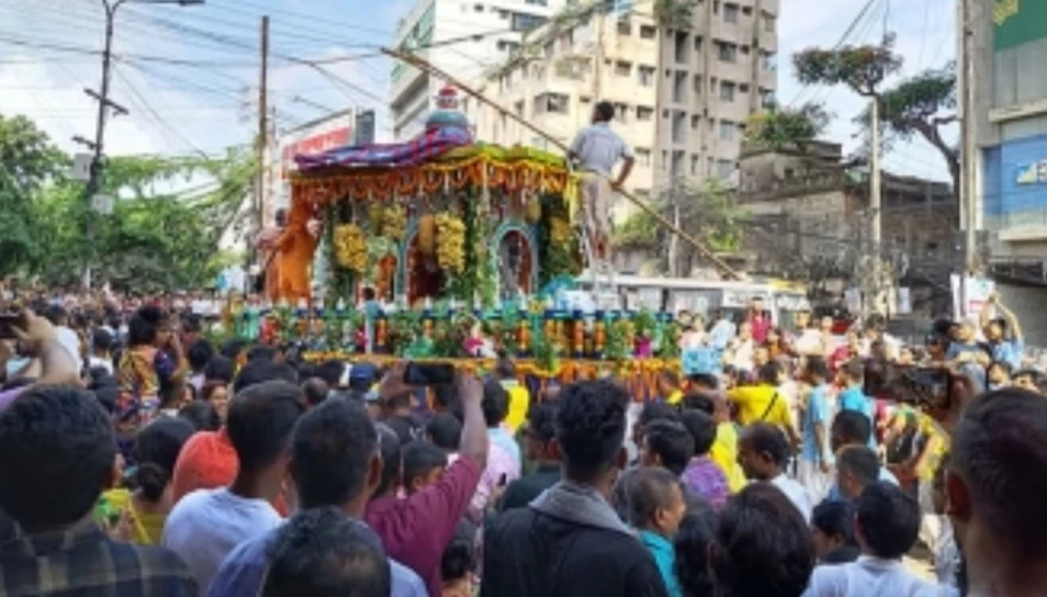 বর্ণাঢ্য আয়োজনে সারাদেশে রথযাত্রা