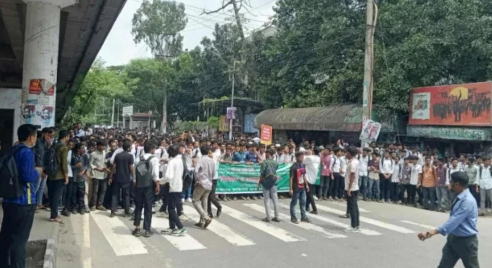 ঢাকায়  সড়ক অবরোধ প্রত্যাহার,মোড়ে অবস্থান চলবে